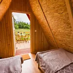 Komac Apartma & Glamping *