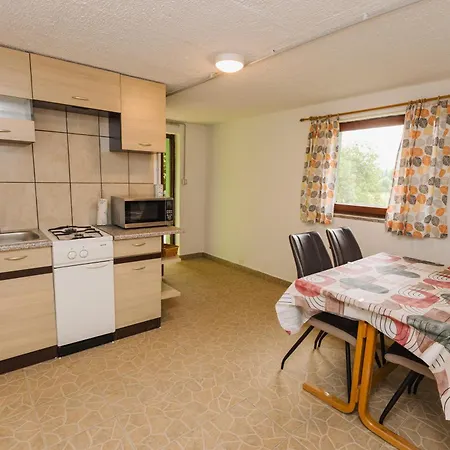 Komac Apartma & Glamping شقة