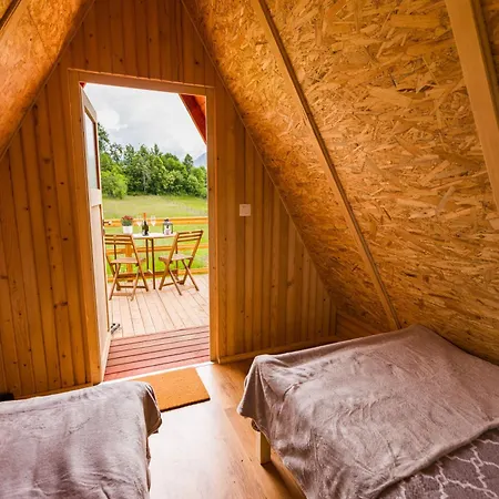 Komac Apartma & Glamping *