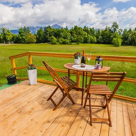 Komac Apartma & Glamping شقة