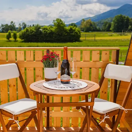 Komac Apartma & Glamping *